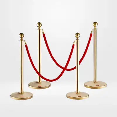 Goldene Absperrständer mit rotem Seil für stilvolle Inszenierung des Fotospiegels auf Events