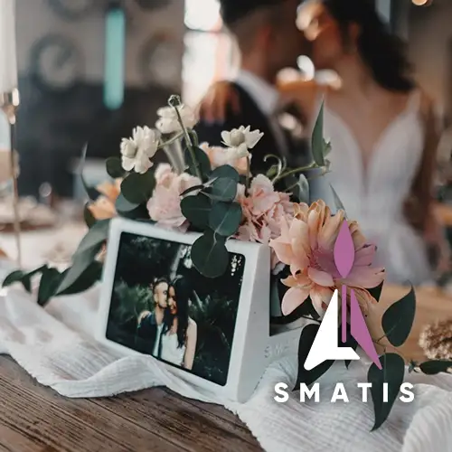 Smarte Deko von Smatis, nahtlos integriert mit der mister-fotobox®, für ein technikaffines und stimmungsvolles Event-Erlebnis.